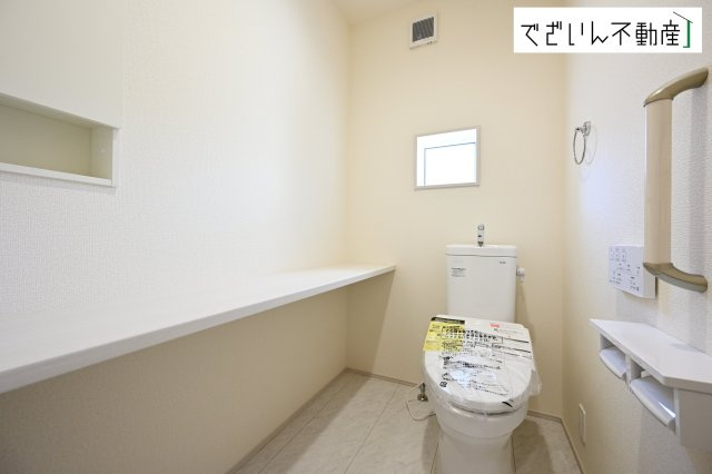 【トイレ】 | blooming garden行田市富士見町2丁目2期　【平屋】新築住宅 | ≪1号棟≫毎日使う場所だからこそ、快適さと美しさにこだわりを。使い勝手の良いトイレで見た目もスッキリしています。
現地(2026年1月撮影)