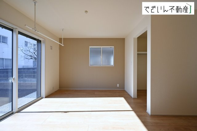 【洋室】 | blooming garden行田市富士見町2丁目2期　【平屋】新築住宅 | ≪1号棟≫センスが求められるプライベート空間だからこそ、自分の個性を飾るにふさわしい癒しと寛ぎの空間を演出します。
現地(2026年1月撮影)