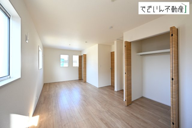 【洋室】 | blooming garden行田市富士見町2丁目2期　【平屋】新築住宅 | ≪1号棟≫明るい採光とシンプルな内装が魅力の居室。子ども部屋や書斎、趣味スペースなど、ライフスタイルに合わせて柔軟に使えます。
現地(2026年1月撮影)