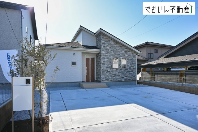 【外観】 | blooming garden行田市富士見町2丁目2期　【平屋】新築住宅 | ≪1号棟≫青空に映えるシンプルモダンな外観。家族の新しい毎日が、ここから始まる予感に満ちた一邸です。車どおりも少なく、閑静な住宅地にたたずむ平屋住宅です。
現地(2026年1月撮影)