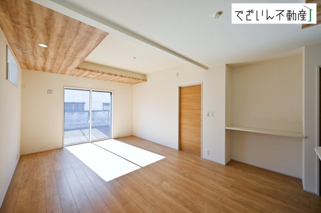 【居間・リビング】 | blooming garden行田市富士見町2丁目2期　【平屋】新築住宅 | ≪1号棟≫光と風が通る開放的なリビング空間。家族の時間がもっと心地よくなるリビングです。
現地(2026年1月撮影)
