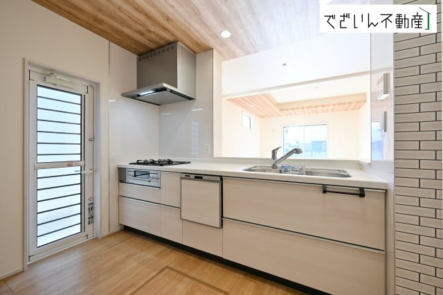 【キッチン】 | blooming garden行田市富士見町2丁目2期　【平屋】新築住宅 | ≪1号棟≫落ち着いた色合いのキッチン。デザイン性と機能性を兼ね備えた空間で、料理の時間がもっと楽しく、心地よくなります。
現地(2026年1月撮影)