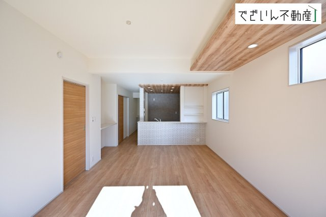【居間・リビング】 | blooming garden行田市富士見町2丁目2期　【平屋】新築住宅 | ≪1号棟≫明るいリビングダイニング。明るい室内は気分も明るくなりますね！南向きの大きな窓から差し込む陽光が、毎日の暮らしを明るく照らす。子育てにも嬉しい安心設計です。
現地(2026年1月撮影)