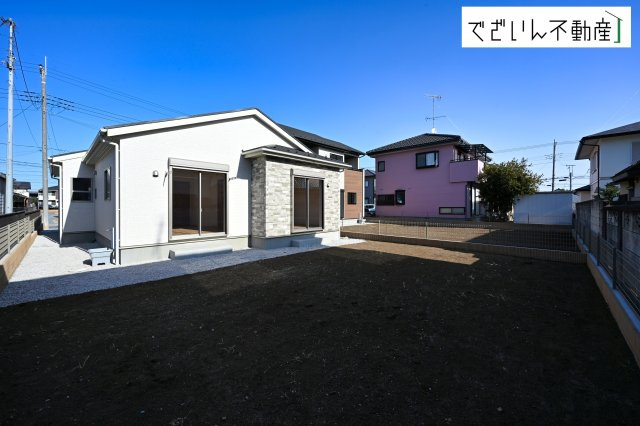 【外観】 | blooming garden行田市富士見町2丁目2期　【平屋】新築住宅 | ≪1号棟≫爽やかな青空の下に贅沢なほどに降り注ぐ陽光、豊かな居住性と、クオリティが見事に調和した住空間は、住まうことの喜びを感じさせてくれます。
現地(2026年1月撮影)