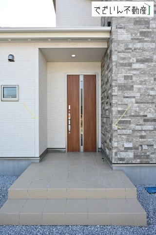 【玄関】 | blooming garden行田市富士見町2丁目2期　【平屋】新築住宅 | ≪1号棟≫居住者の帰り、訪れる方を優しく迎え、やすらぎに満ちた生活空間を予感させる。健やかな暮らしを楽しめそう。
現地(2026年1月撮影)