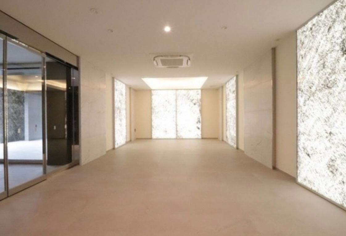 市谷台町坂フロントのエントランス