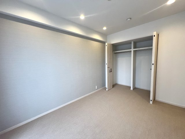 収納モリモリ♪はウレシイ商業施設まで徒歩７分のリノベ【妙蓮寺東パークホームズ】の洋室|きれいな洋室です