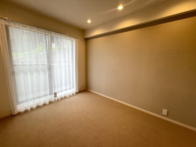 収納モリモリ♪はウレシイ商業施設まで徒歩７分のリノベ【妙蓮寺東パークホームズ】の洋室|広々とした洋室です