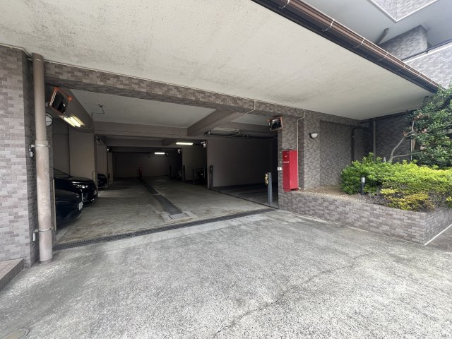 収納モリモリ♪はウレシイ商業施設まで徒歩７分のリノベ【妙蓮寺東パークホームズ】の駐車場|駐車場に車を止められます