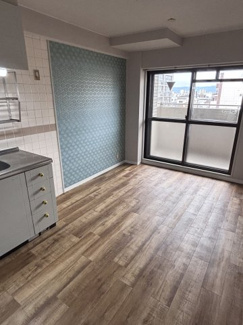 【居間・リビング】 | ドムール長居南館  | 窓から光が差し込むリビングになっております。