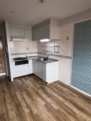 【居間・リビング】 | ドムール長居南館  | キッチンのタイルが素敵です！