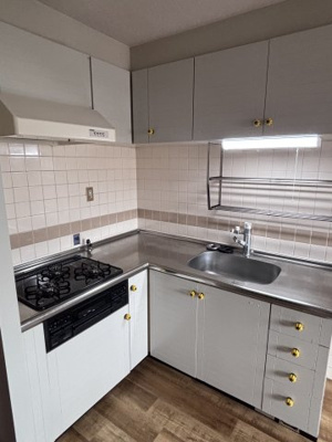 【キッチン】 | ドムール長居南館  | L型キッチンです。収納スペースがたくさんありお料理好きのお客様から大変人気！