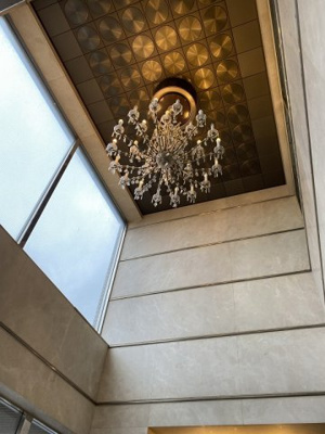 【エントランス】 | ドムール長居南館  | エントランス天井にお洒落なシャンデリアがあります!
