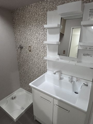 【独立洗面台】 | ドムール長居南館  | 独立洗面化粧台の横には洗濯機置き場があります。