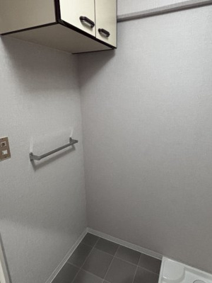 【洗面所】 | ドムール長居南館  | 便利なタオル掛けや収納スペースがあります。