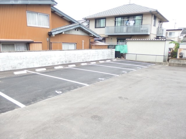 ブルーサンズアナトの駐車場