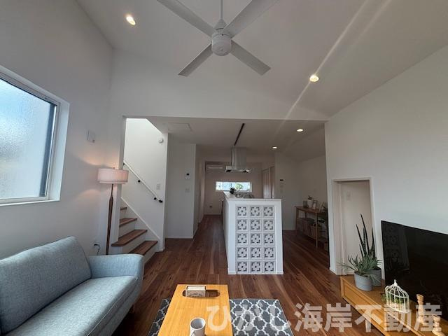 藤沢市本鵠沼５丁目　新築戸建　全６棟の居間・リビング|17.9帖　開放感のある勾配天井のLDK