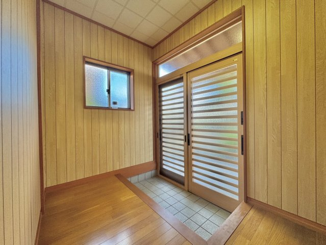 水戸市平須町中古戸建の玄関