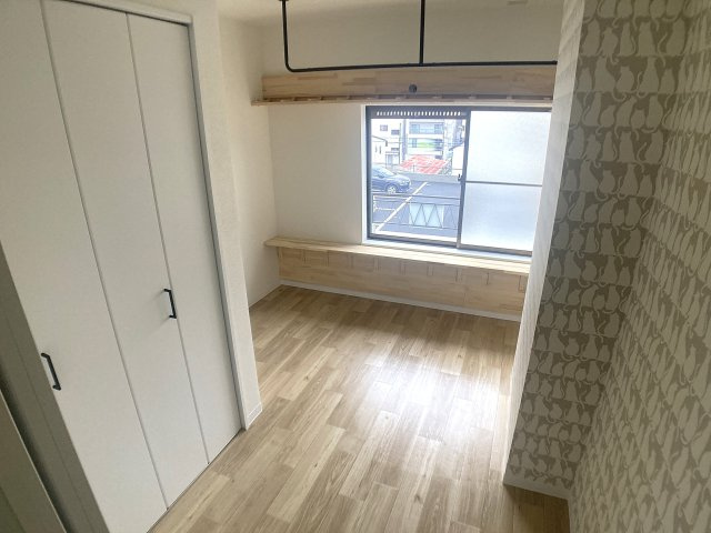 Cozy鈴東ハイツⅠの内装|個性的な壁紙の室内