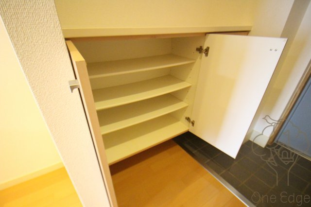 近江レジデンス4号館の玄関