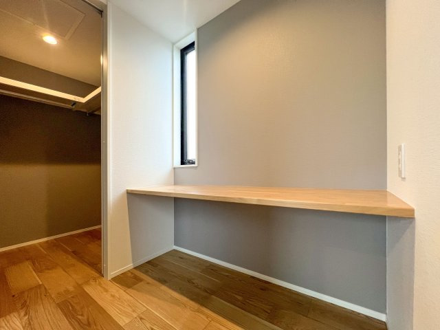 新築分譲［ミラクラス五本木Ⅱ］のその他|８．０帖主寝室　造作カウンター（２０２５年１０月撮影）