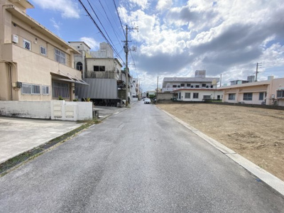 【前面道路含む現地写真】 | 沖縄市泡瀬（全3区画） | ※南東側6m道路♪