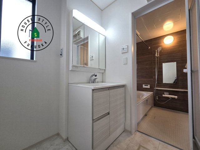 福岡市東区美和台5丁目第1-2棟(B号棟)の脱衣所|ゆとりの洗面スペースで朝の身支度もスムーズに。暮らしを快適に変えるシャワー付洗面台です！