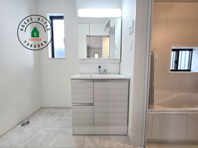 福岡市東区美和台5丁目第1-2棟(B号棟)の独立洗面台|毎日使うものだから清潔な空間を保ちたい水回り。洗面にはそんな願いを解消させてくれる収納アイデアが満載です。三面鏡の裏側にはキャビネットが現れ小物から背の高い物まで収納できます。