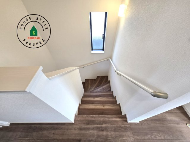 福岡市東区美和台5丁目第1-2棟(B号棟)の内装|＜手すり付階段＞手すりがないと階段の昇り降りで危険なことはもちろん、壁に手をつきながら歩くことで壁紙が汚れやすくなります。すべての方に快適に昇り降りしていただくため、手すりを設置しました。