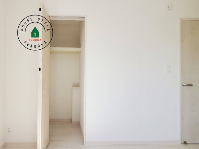 福岡市東区美和台5丁目第1-2棟(B号棟)の内観：施工例|洋服や大きな荷物が多い方や人数の多いご家族などは、一般的なクローゼットよりもウォークインクローゼットのほうが使い勝手が良いです。