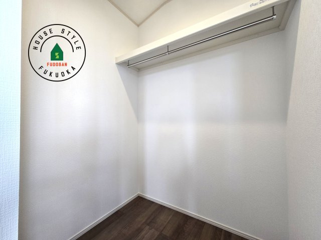 福岡市東区美和台5丁目第1-2棟(B号棟)の収納|洋服や大きな荷物が多い方や人数の多いご家族などは、一般的なクローゼットよりもウォークインクローゼットのほうが使い勝手が良いです。