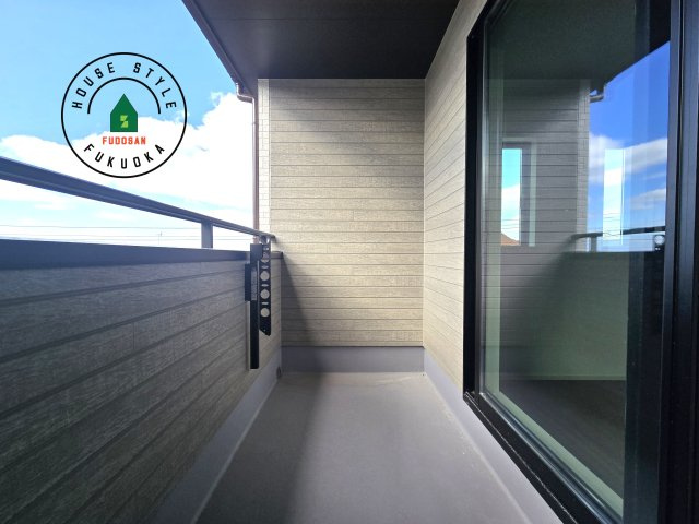 福岡市東区美和台5丁目第1-2棟(B号棟)のバルコニー|風をしっかりと感じられるバルコニーでは、毎日が洗濯日和です。広々としているので洗濯も楽しくなるでしょうし、気分転換にバルコニーからの眺めを楽しむのもいいでしょう。