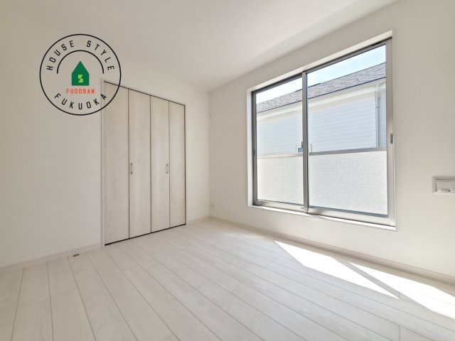 福岡市東区美和台5丁目第1-2棟(B号棟)の内観：施工例|柔らかい陽光が差し込む明るいお部屋を演出する設計。彩光の取れる窓が気持ちの良いお部屋を創り上げます。