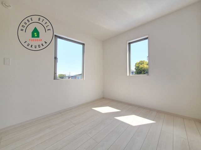 福岡市東区美和台5丁目第1-2棟(B号棟)の内観：施工例|穏やかな光が差し込む室内には、穏やかな時間が流れます。