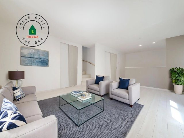 福岡市東区美和台5丁目第1-2棟(B号棟)の内観：施工例|明るく開放的なリビングダイニングは豊かな陽光が注ぎ込み、やすらぎの空間を演出してくれます。ご家族で楽しいひとときをお過ごし下さい。※家具はCGを合成したものです。