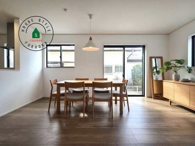 福岡市東区美和台5丁目第1-2棟(B号棟)の居間・リビング|明るく開放的なリビングダイニングは豊かな陽光が注ぎ込み、やすらぎの空間を演出してくれます。ご家族で楽しいひとときをお過ごし下さい。※家具はCGを合成したものです。