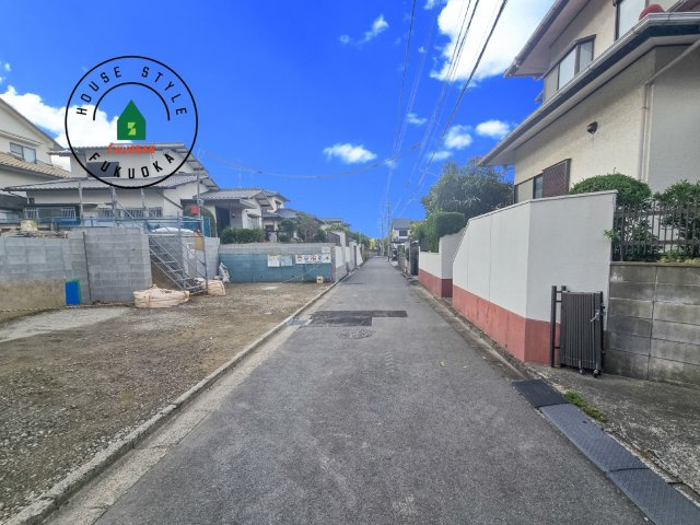 福岡市東区美和台5丁目第1-2棟(B号棟)の前面道路含む現地写真|前面道路は閑静な住宅地をはしる車通りの少ない道路。お車の出し入れが苦手なママや小さなお子様にも安心ですね。しっかり舗装もされているので、ベビーカーや自転車で通っても快適に通行できます。