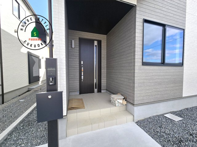 福岡市東区美和台5丁目第1-2棟(B号棟)の玄関|おでかけの時も帰った時も、「我が家」を最初に感じでもらえる素敵な空間に。