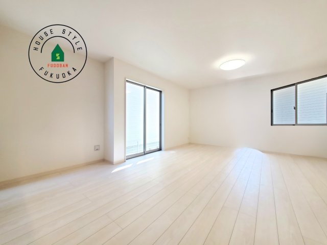 福岡市東区美和台5丁目第1-2棟(B号棟)の内観：施工例|キッチンからリビングをしっかり確認できます。家族の笑顔があふれる空間になりそうですね。