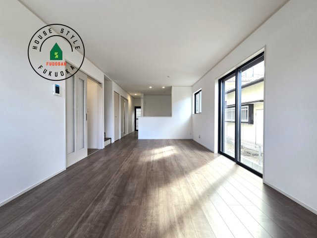 福岡市東区美和台5丁目第1-2棟(B号棟)の居間・リビング|キッチンからリビングをしっかり確認できます。家族の笑顔があふれる空間になりそうですね。