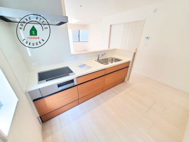 福岡市東区美和台5丁目第1-2棟(B号棟)の内観：施工例|ダイニングテーブルへの配膳がラクラク、お料理はかどるカウンター付きシステムキッチン！