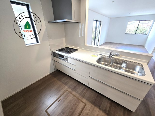 福岡市東区美和台5丁目第1-2棟(B号棟)のキッチン|ダイニングテーブルへの配膳がラクラク、お料理はかどるカウンター付きシステムキッチン！