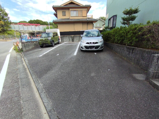 グリーンハウス向山の駐車場