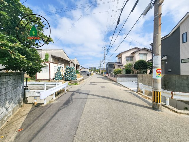 糟屋郡新宮町夜臼3丁目第1-1棟(A号棟)の前面道路含む現地写真|前面道路は閑静な住宅地をはしる車通りの少ない道路。お車の出し入れが苦手なママや小さなお子様にも安心ですね。しっかり舗装もされているので、ベビーカーや自転車で通っても快適に通行できます。