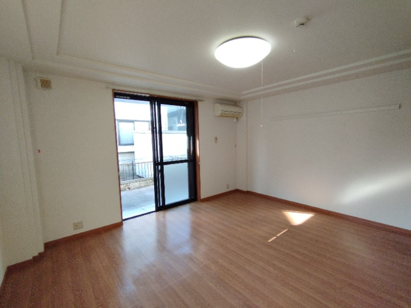 パルス六名の居間・リビング