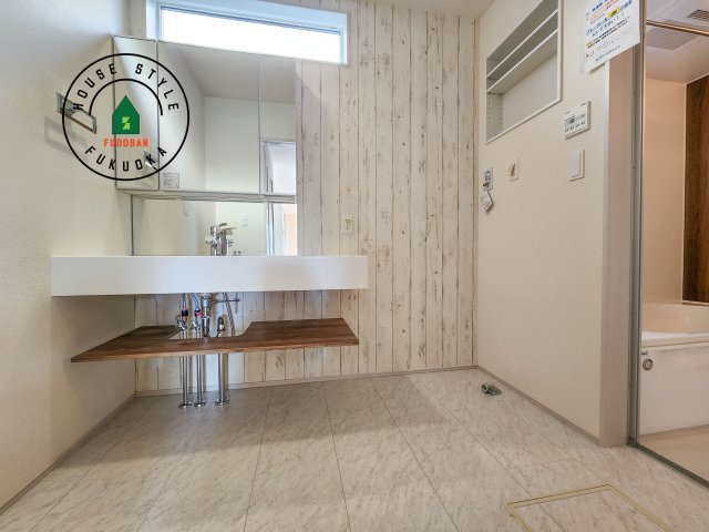 福岡市東区美和台3丁目第1-2棟（2号棟）の脱衣所|ゆとりの洗面スペースで朝の身支度もスムーズに。暮らしを快適に変えるシャワー付洗面台です！