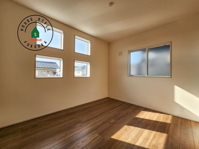 福岡市東区美和台3丁目第1-2棟（2号棟）の洋室|採光良好な洋室は全居室、複層ガラスの遮熱効果と断熱効果で、一年中快適に過ごせます。