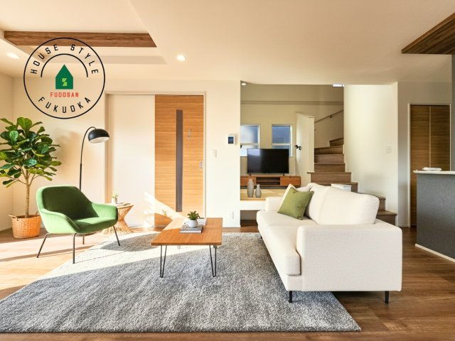 福岡市東区美和台3丁目第1-2棟（2号棟）の居間・リビング|明るく開放的なリビングダイニングは豊かな陽光が注ぎ込み、やすらぎの空間を演出してくれます。ご家族で楽しいひとときをお過ごし下さい。※家具はCGを合成したものです。