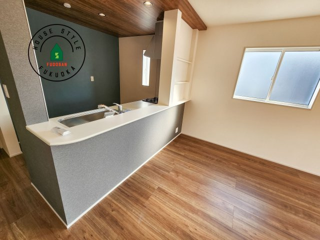 福岡市東区美和台3丁目第1-2棟（2号棟）のダイニング|キッチンから立ち込める香りが今日の料理を期待させます。