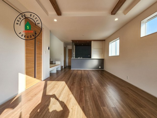 福岡市東区美和台3丁目第1-2棟（2号棟）の居間・リビング|キッチンからリビングをしっかり確認できます。家族の笑顔があふれる空間になりそうですね。